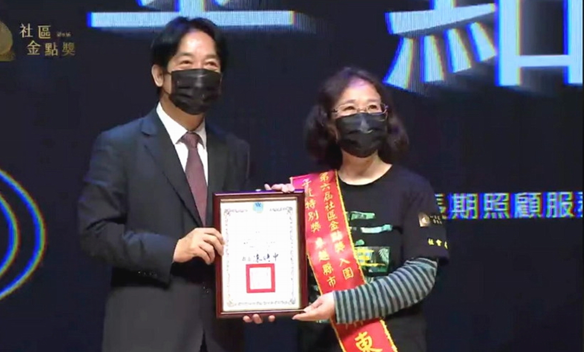 ▲金點獎年度特別獎為卓越縣市，入圍共12個縣市政府團隊，金點之星(團體獎)入圍共21個據點服務單位，24日表揚典禮現場公布得獎者，屏東縣政府團隊奪得年度特別獎卓越縣市。（圖／屏東縣政府提供, 2020.12.27）