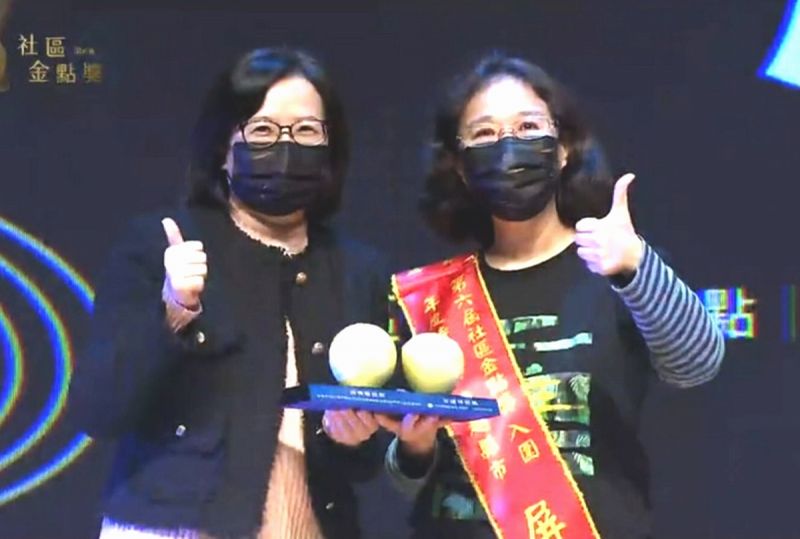 ▲屏東縣積極推動「一村里一據點」政策,讓據點數快速成長至目前371處,涵蓋率從32.40%拓展到80.13%,涵蓋率成長50%,6年期間開拓共221處關懷據點,平均每年開拓多達36點,共12鄉鎮村里佈建率達100%全壘打。(圖/屏東縣政府提供,