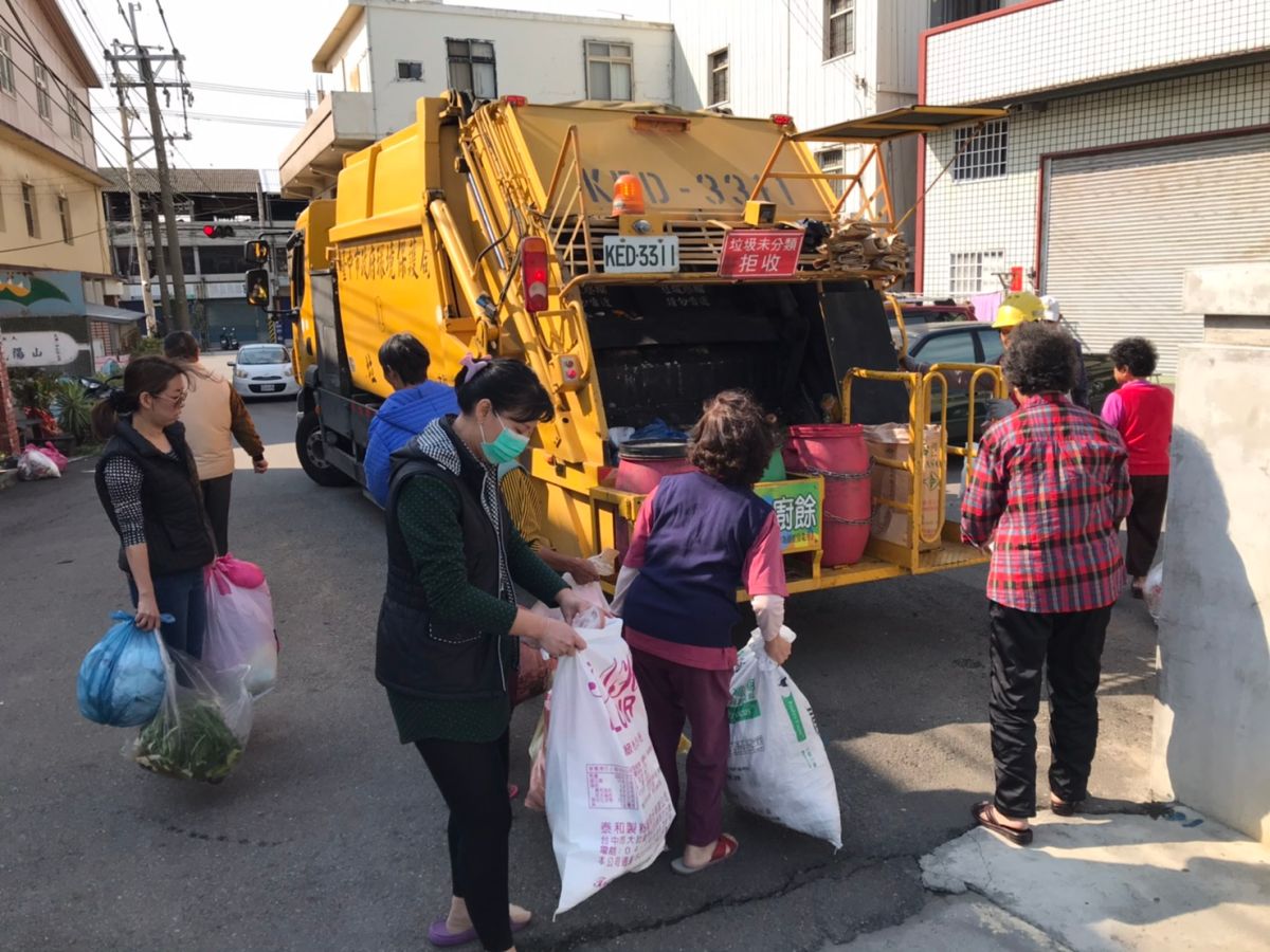 ▲元旦當天中市環保局仍提供垃圾收運服務，改採「日間定時定點」，無夜間沿街及定時定點收運。(圖／環保局提供2020.12.27)