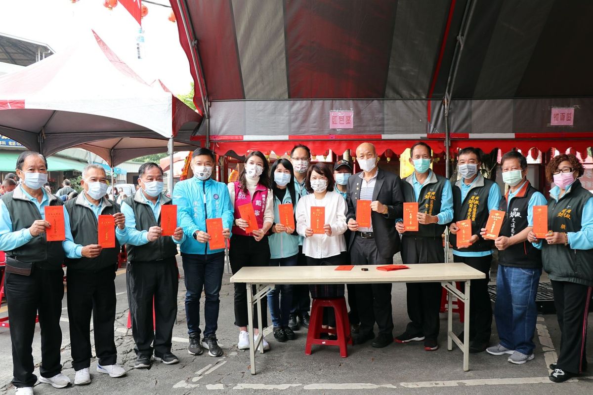 ▲黃敏惠市長到場協助發放紅包禮金，預計有800戶弱勢家庭受惠。〔圖／嘉市府提供2020.12.27〕