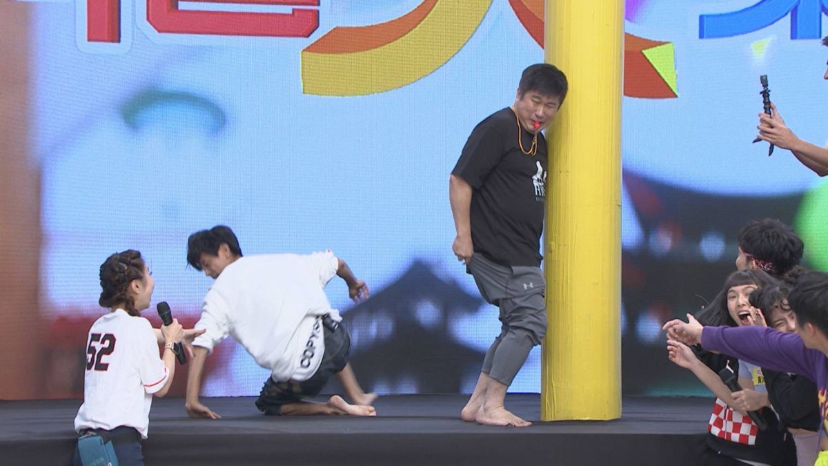 ▲胡瓜不慎露底褲，嘉賓瞠目結舌。（圖／民視提供）