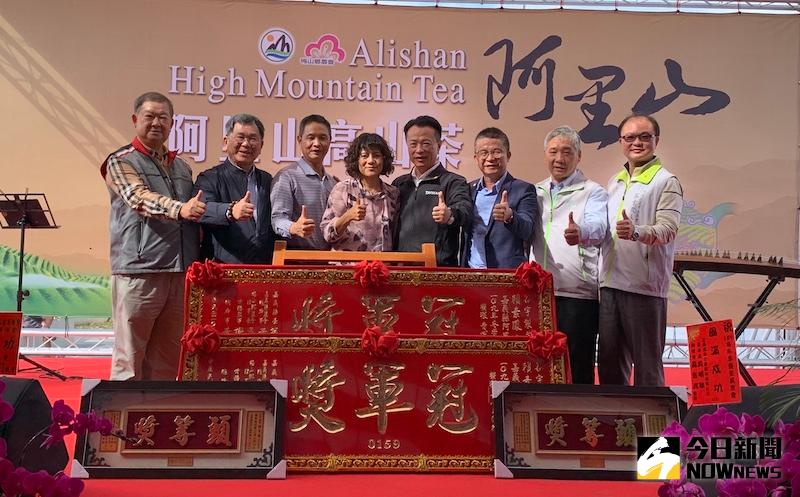 ▲茶都嘉義縣的高山茶評比出爐，谷宇製茶廠賴嘉修、賴素鳯夫妻分別榮獲評比的冠軍獎與頭等獎，可以說是本次競賽的大贏家。（圖／記者陳惲朋攝)