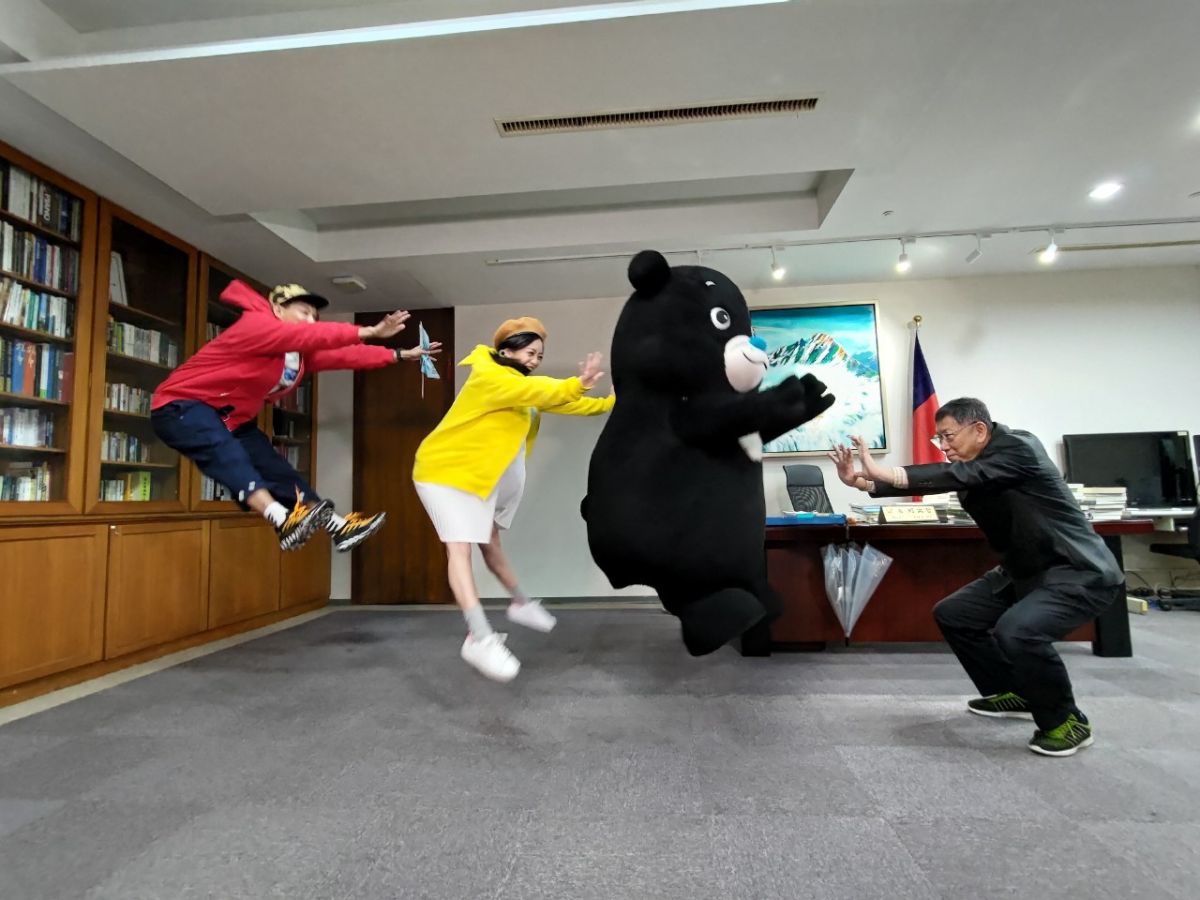 ▲柯文哲（右一）展現龜派氣功。（圖／TVBS提供）