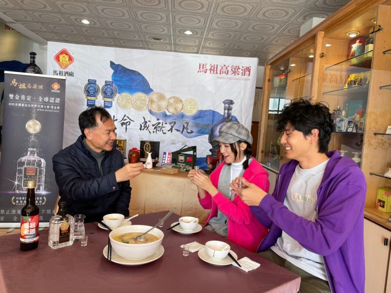 ▲連江縣長劉增應(左起)比拚朵拉、風田。(圖/TVBS提供)