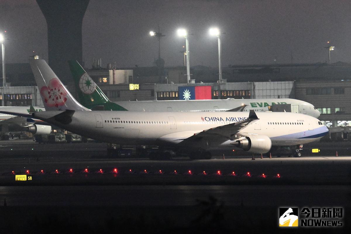 ▲華航 CI082 倫敦－台北航班今（ 27 ）日下午 17:36 飛抵桃園國際機場，稍晚傳出有 2 名旅客出現症狀，防疫人員緊急採檢。（示意圖／記者林伯年攝）