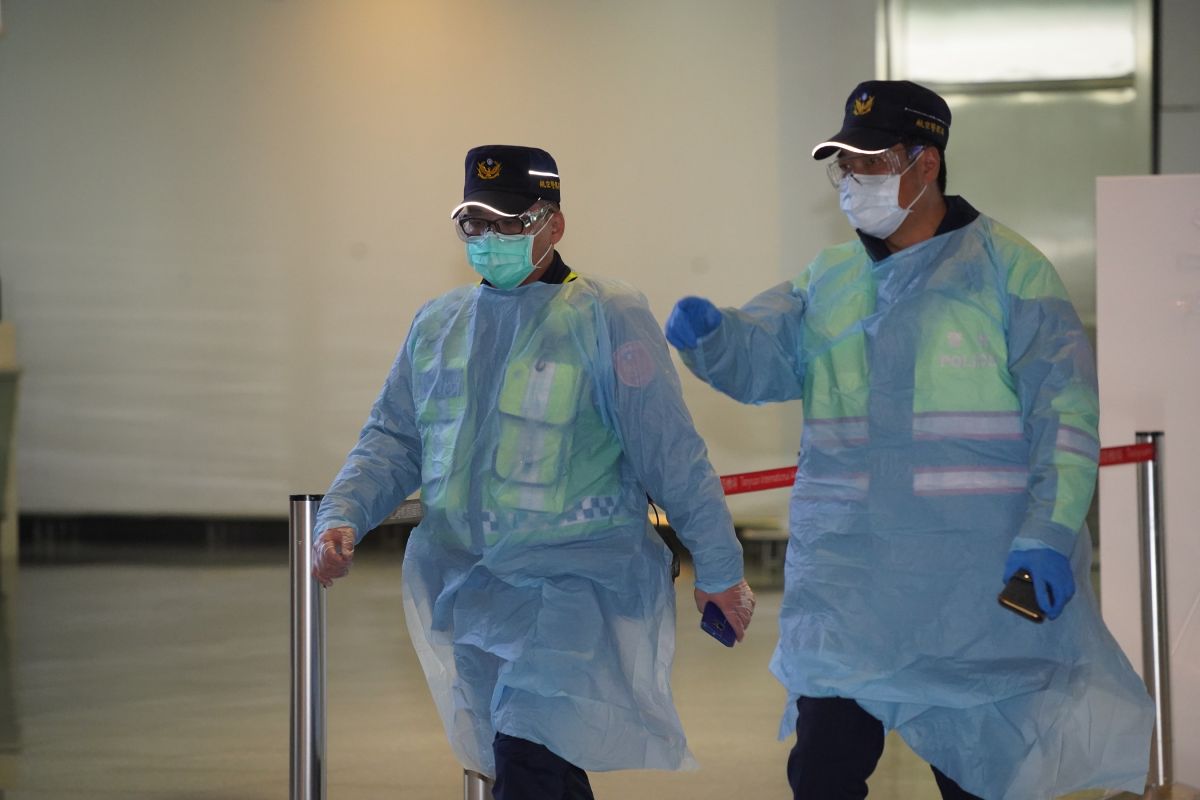 ▲華航 CI082 倫敦－台北航班今（ 27 ）日下午 17:36 飛抵桃園國際機場，稍晚傳出有 2 名旅客出現症狀，圖中為機組人員。（圖／記者李春台攝）