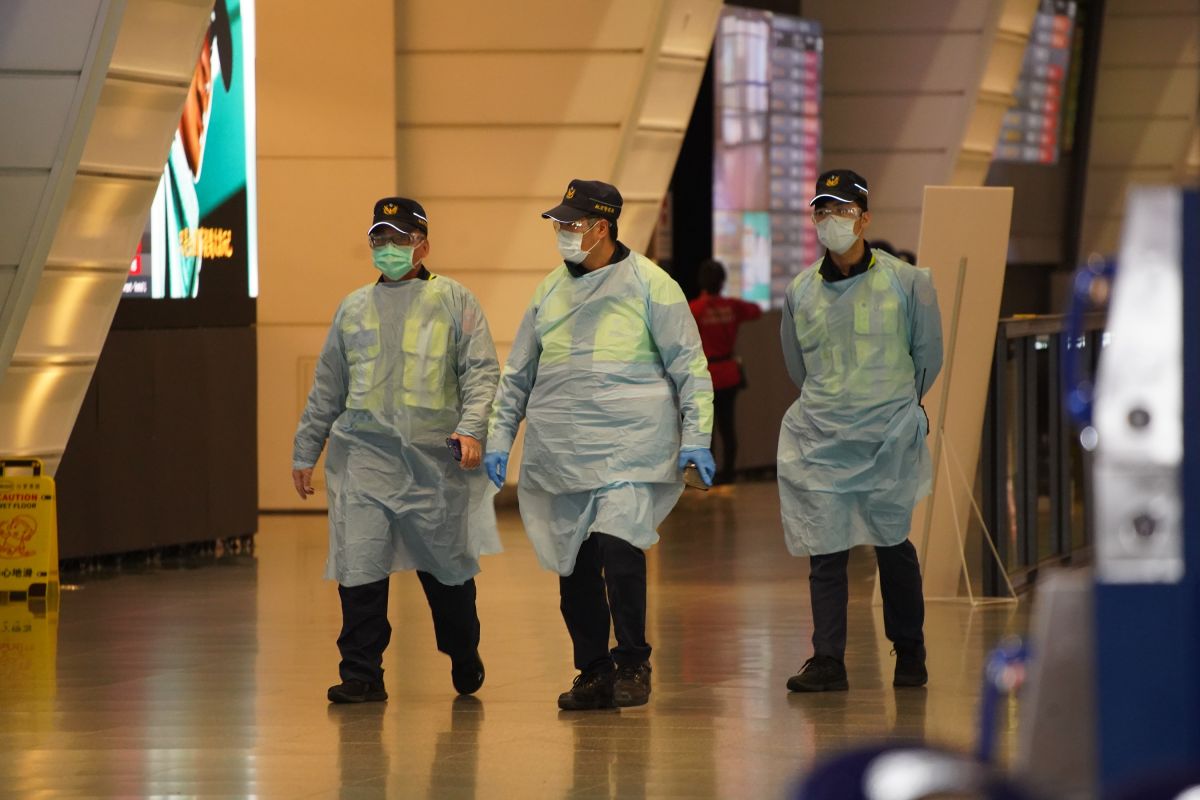 ▲機場人員穿戴隔離衣及防護罩，全面高規格戒備。（圖/記者李春台攝影）