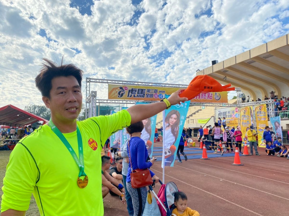 ▲半馬好手劉恭綸帶著身故父親的參賽晶片和號碼牌參賽虎尾「烤雞馬」，完成父子檔最後一場馬拉松。（圖／記者簡勇鵬攝，2020.12.27）