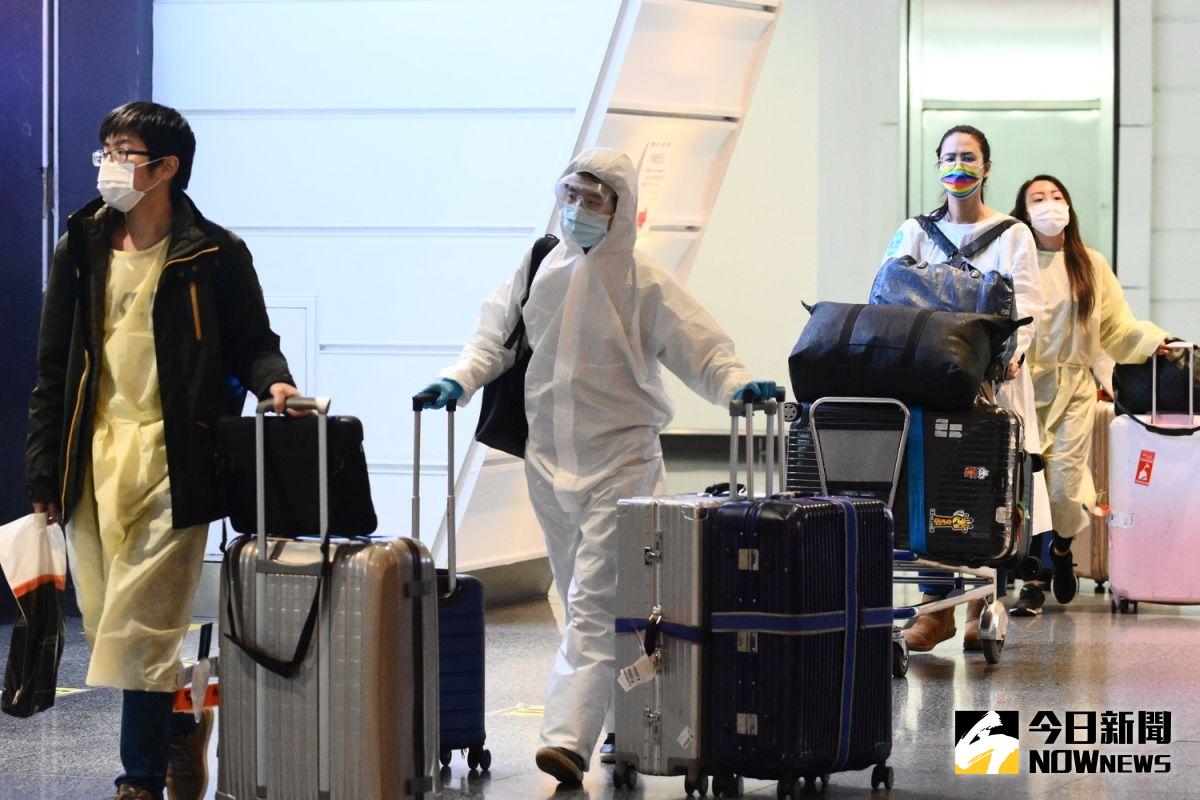 ▲華航 CI082 倫敦－台北航班27 日下午飛抵桃園國際機場，機上13名機組員與4名有症狀進行採檢後，送昆陽實驗室檢驗。（圖／記者林伯年攝，2020,12,27）