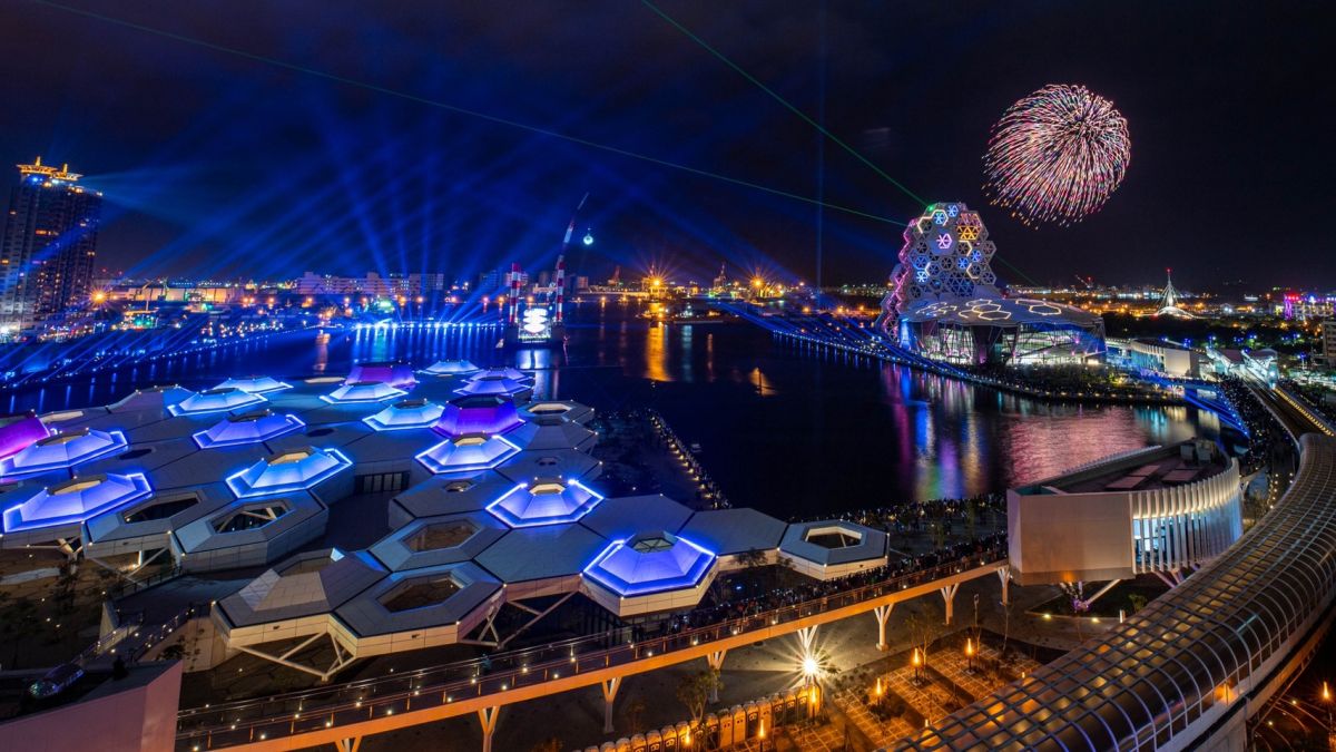 ▲「2021跨百光年」百年大港花火，在今（27）日晚間試打。（圖／高雄市政府提供）