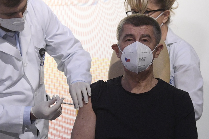 ▲在捷克首都布拉格（Prague）的中央軍醫院（Central Military Hospital），捷克總理巴比斯（Andrej Babis）成為該國接種美國輝瑞大藥廠（Pfizer）和德國公司BioNTech合作疫苗的第一人。（圖／美聯社／達志影像）