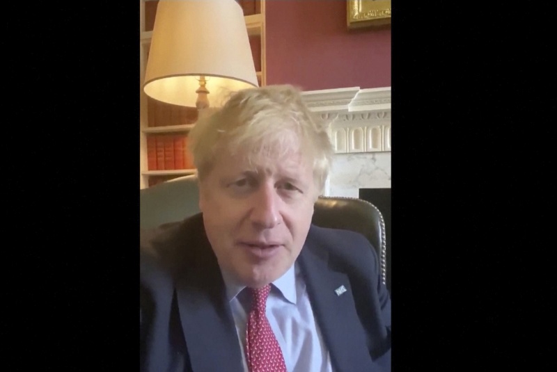 ▲英國首相強生曾一度因感染新冠肺炎而住進加護病房。圖為他3月底透過推特影片宣布自己檢測結果呈陽性。(圖/美聯社/達志影像)