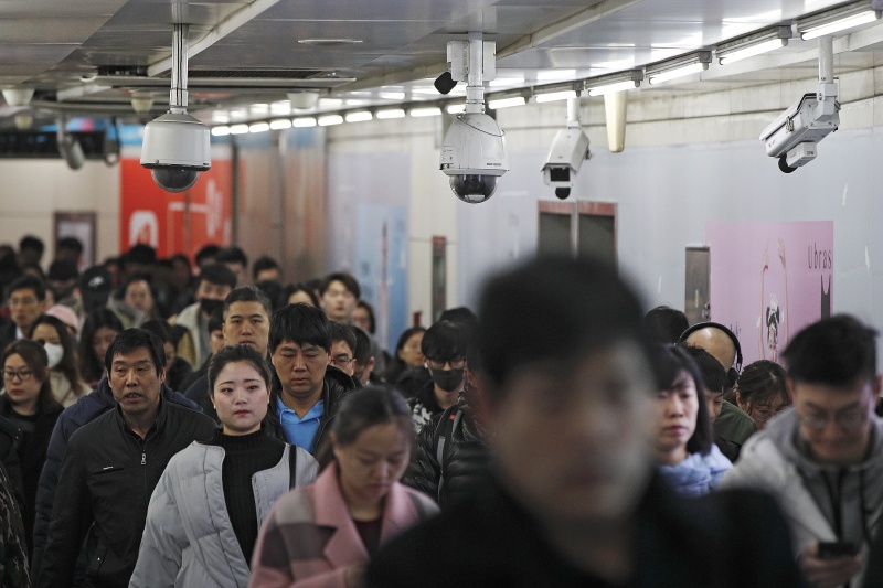 ▲社會信用體系、天網工程、個資收集,科技的發展日新月異,是否淪為專制國家實施「數位化極權」的工具,讓民眾的隱私權蕩然無存並對人民實施全面監控,也令人擔憂。圖為北京。(圖/美聯社/達志影像)