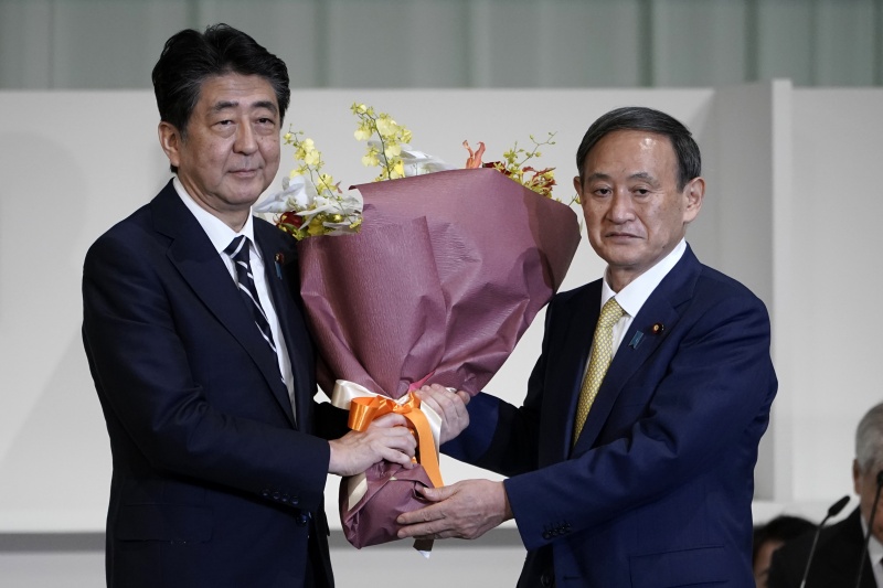 ▲2020年9月14日,菅義偉(右)以377票的高票當選第26屆自民黨總裁,並於2天後取代安倍(左),成為首位於令和時代就任的首相。(圖/美聯社/達志影像)