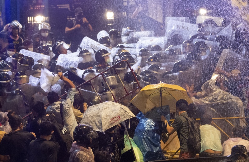 ▲即使被泰國警方以武力、水炮車驅趕，仍無法澆熄民眾與學生的怒火，堅決要求政府改革。（圖／美聯社／達志影像）