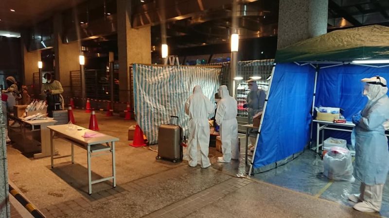 ▲王必勝PO出現場人員忙碌的身影,並感嘆「辛苦了」。(圖/翻攝自《王必勝》臉書