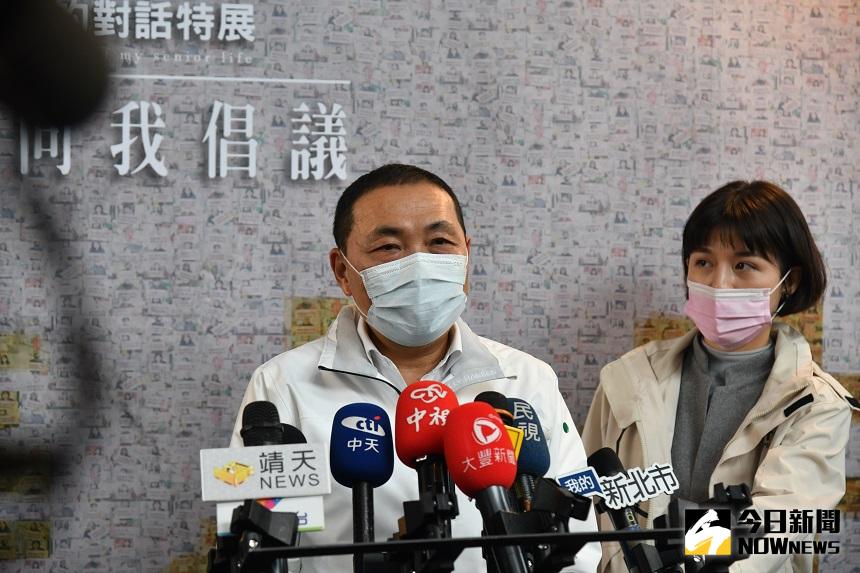 ▲市長侯友宜一聲令下，新北民政局宣布縮小元旦升旗典禮規模，改由市府團隊於市府東側廣場舉辦簡單隆重升旗儀式。(圖/記者康子仁攝)