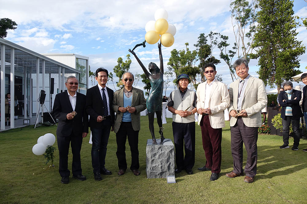 ▲富聿建設總經理王守順（右二）邀雕塑家楊明忠（右一）到善化辦展，立委林俊憲（左二）、前南科管理局長戴謙（左一），善化林家林忠謙先生也一同與會。（圖／記者林怡孜攝，2020,12,27）