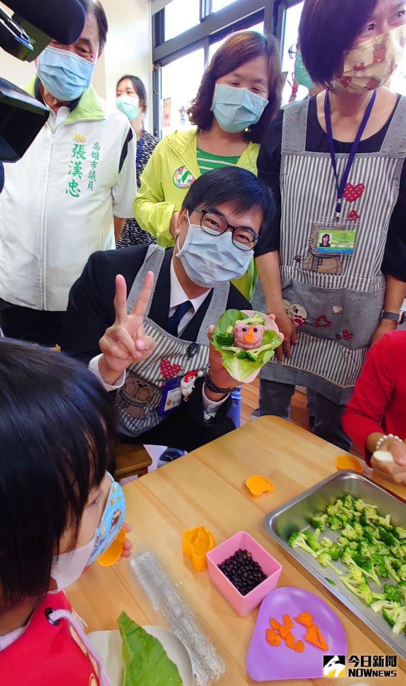 ▲高雄市長陳其邁化身為一日教保實習生「陳小邁」,和小朋友一起動手DIY製作造型紅麴飯糰。(圖/記者鄭婷襄攝)
