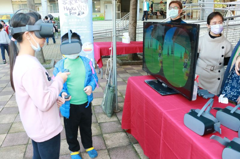 ▲該館啟用活動現場設有擂茶、VR體驗等各項客家文化DIY攤位體驗。
