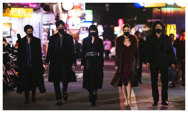 ▲(左起)荷蘭演員薛斯布隆、曹晏豪、鍾瑶、安妮、阮承恩,在片中戴上口罩,意外符合時事。(圖/光譜映像提供)
