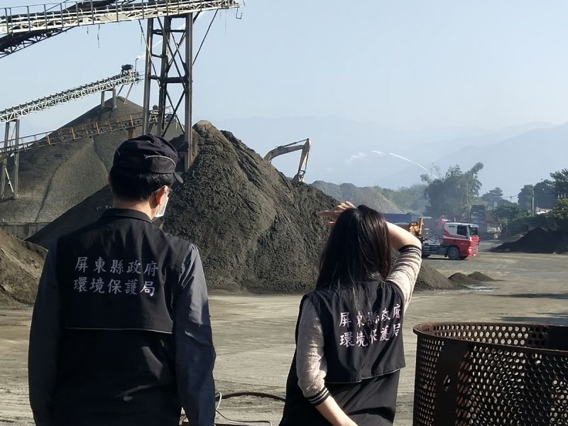 ▲屏東縣於聯合應變行動中由環保局長顏幸媛親自率隊稽查轄內砂石場及疏濬工程,並兵分多路展開工廠及露天燃燒污染管制作業,統計此兩日共針對工廠、砂石場及營建工地進行57家稽巡查。(圖/屏東縣政府提供,