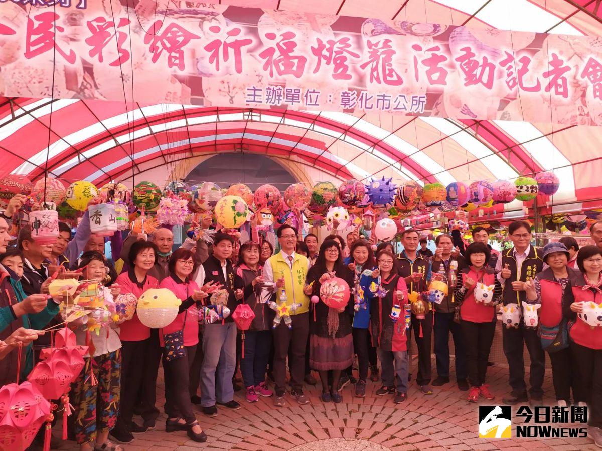 ▲彰化市公所力推『彰化300~全民彩繪祈福燈籠』，為明年春節期間舉辦的「彰化300 古城新生」踩街活動暖身。（圖／記者葉靜美攝，2020.12.28）