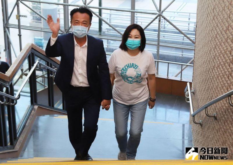 ▲嘉義縣長翁章梁就職兩週年演說與夫人劉莉英攜手共同步入會場。(圖/記者任禮清攝,2020.12.28)