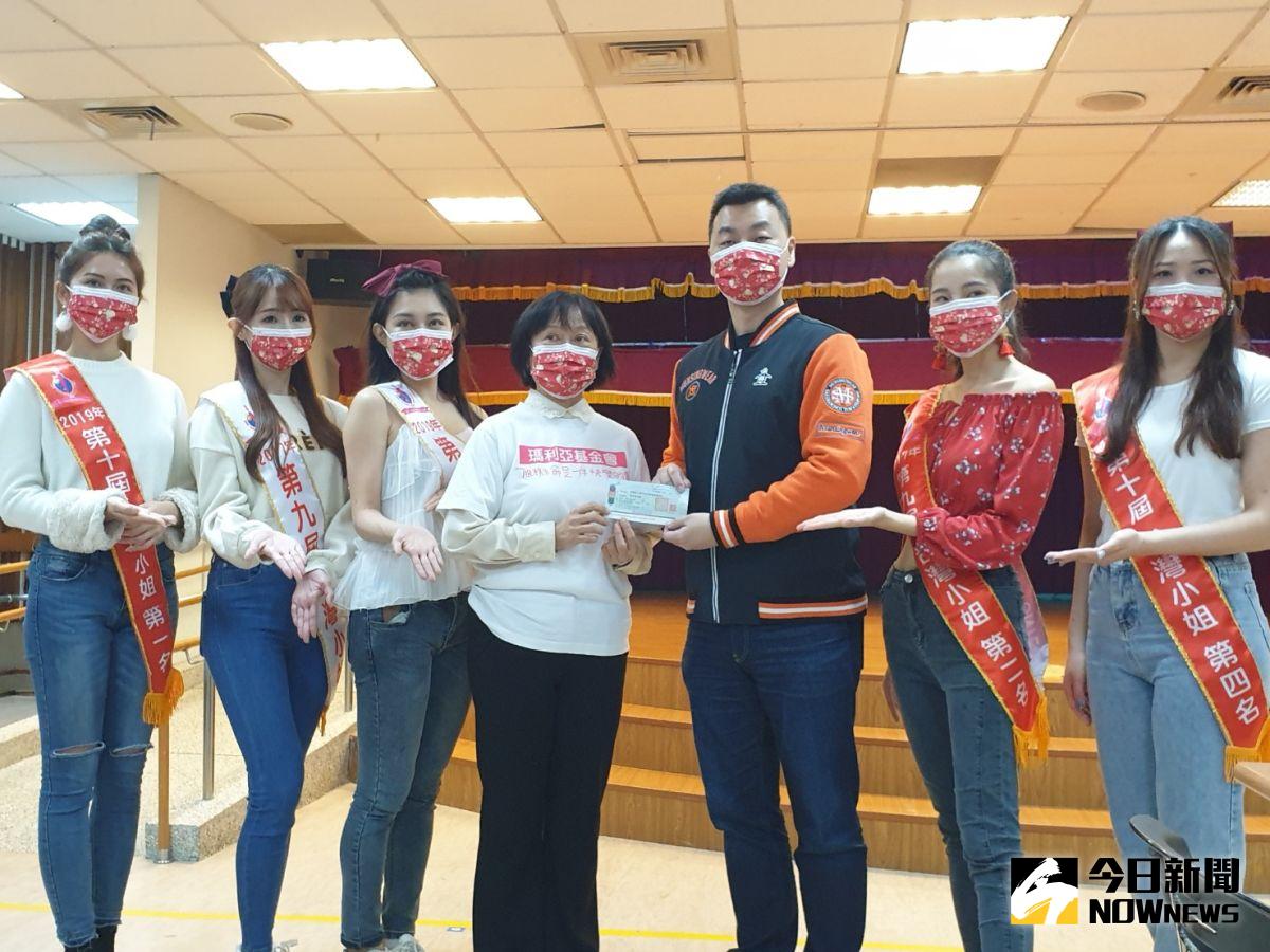 ▲瑪利亞善款收入大縮水，五名台灣小姐攜手台灣電商系統林耿宏合贈21萬元，有如及時雨。（圖／記者金武鳳攝，2020.12.28)