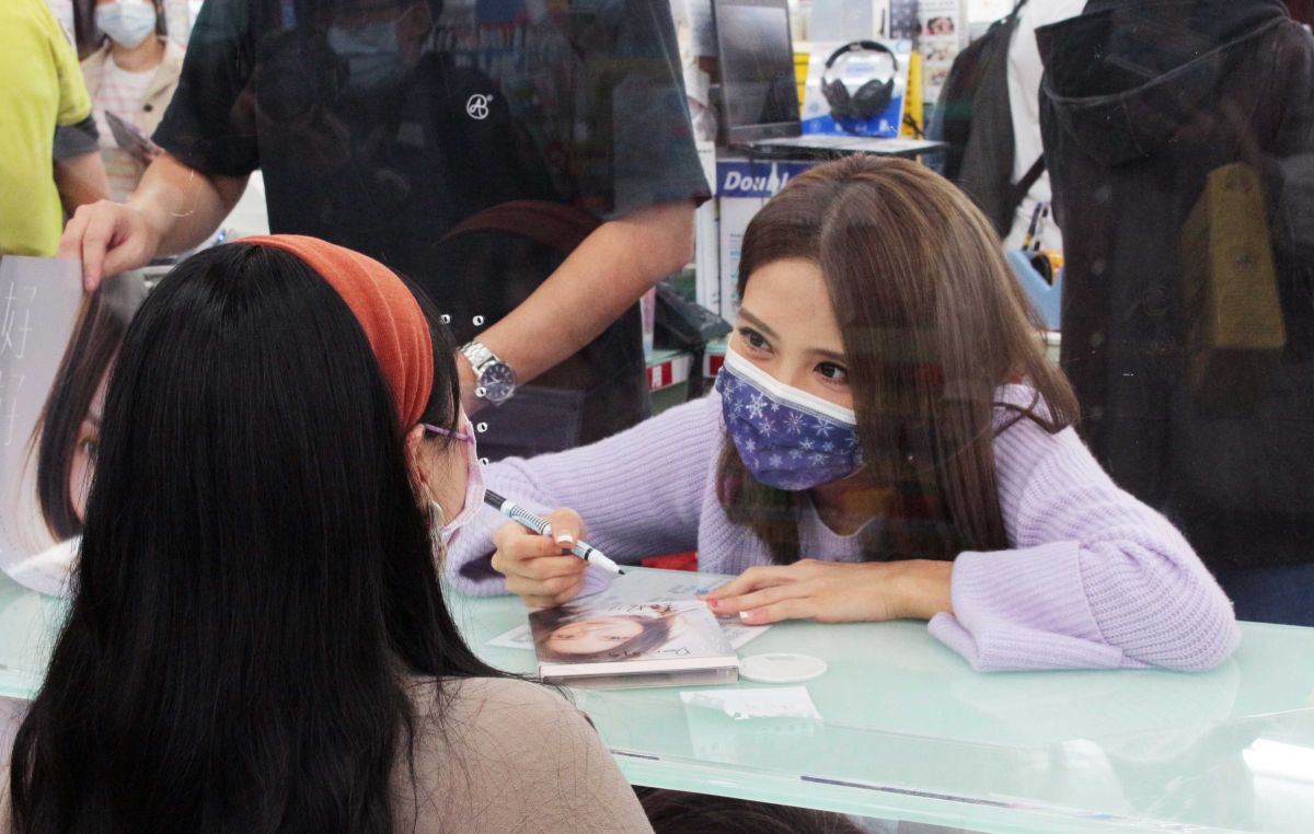 ▲李宣榕與歌迷近距離互動，祭出「三好政策」落實防疫。（圖／福茂唱片提供）