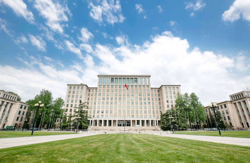 ▲北京近期傳出多起新冠肺炎確診本土病例，北京清華大學已發出通知，從今天起學生出校須經審批。（圖／取自北京清華大學官網）