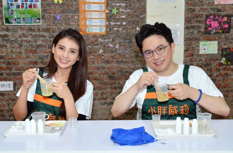 ▲江坤俊（右）、韋汝訪視小胖威利病友關懷協會。（圖／TVBS提供）
