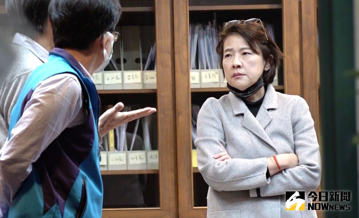 ▲中央疫情指揮中心24日晚間宣布，整棟桃醫列為紅區，1月6日至19日的出院病患、同住者、陪病者及案889就醫的接觸者，即起居家隔離14天，滿14天者將採檢，估計約5000人；台北市副市長黃珊珊今（25）日表示，防疫進入另一階段，今天開始應該會進入另一個警戒期。（圖／記者陳明安攝,2020.12.23）