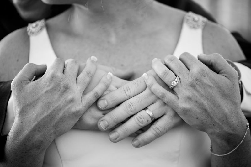 ▲公公中午吃完便當的蒜頭後,對婆婆做出「一舉動」讓原PO看得當場崩潰。(示意圖/翻攝自Pixabay)