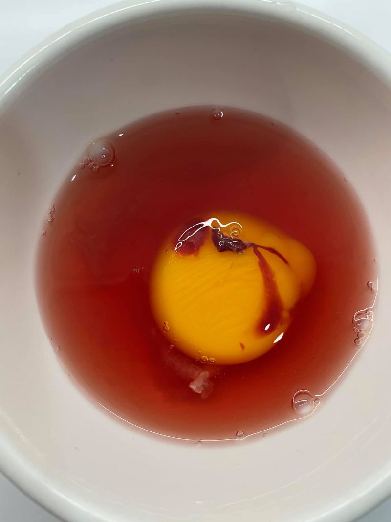 ▲原PO一敲開雞蛋,發現蛋黃上殘留血絲。(圖/翻攝我愛全聯-好物老實説臉書)