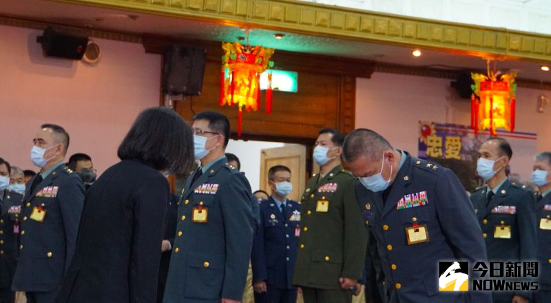 ▲防疫優先,將官晉任典禮,總統蔡英文祝賀晉任將官時,戴口罩、保持社交距離,點頭致意、不握手。(圖/記者呂呂炯昌攝.2020.12.29)