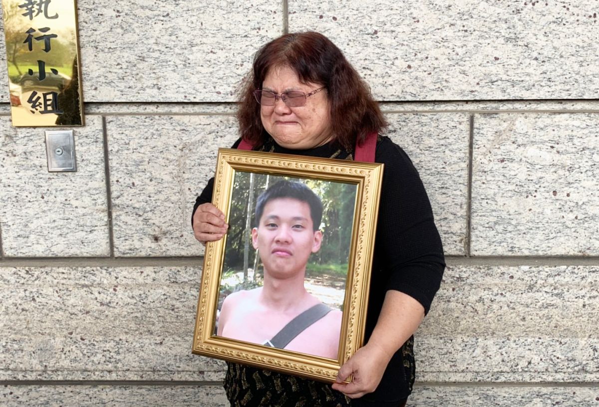 今年4月陸軍六軍團269旅黃姓中尉輕生案，死者媽媽今天帶著兒子遺照到桃檢痛陳司法不公。（圖／記者李春台翻攝）