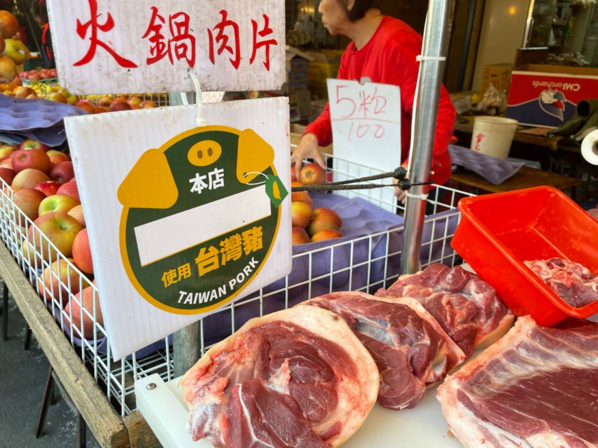 ▲政府開放進口美國萊豬，不少民眾拒吃，導致店家都貼出「使用台灣豬」的貼紙。（圖／NOWnews資料照）