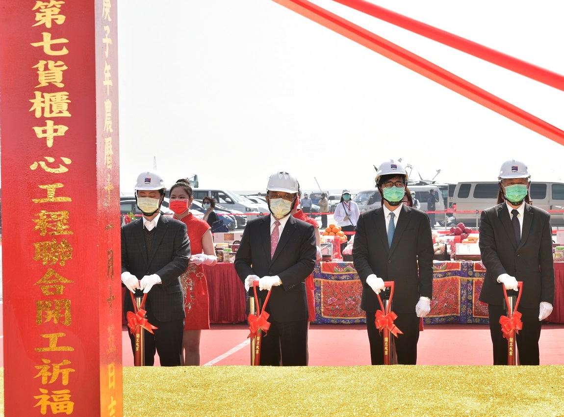 ▲行政院院長蘇貞昌(左2)主持我國最大貨櫃營運基地─高雄港第7貨櫃中心新建工程開工祈福儀式。(圖／記者黃守作攝，2020.12.29)