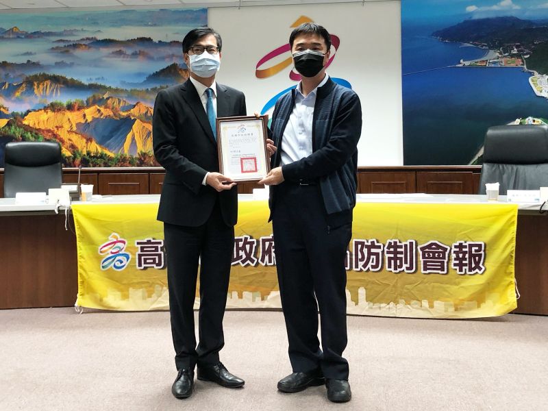 ▲市長頒發委員聘書給橋頭地檢署檢察長洪信旭。(圖/記者陳美嘉攝)