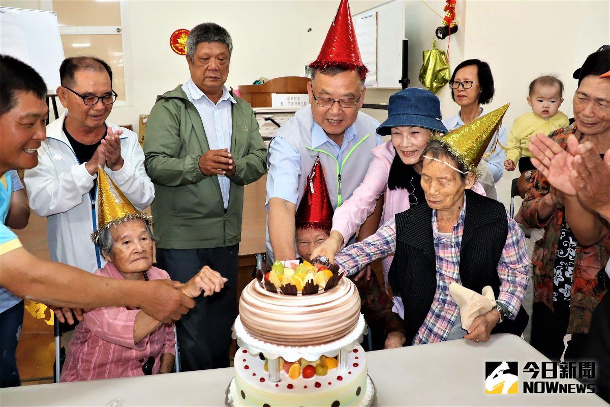 ▲澎湖縣自110年1月1日起將擴及實施設籍澎湖之身心障礙者搭乘飛機享3.5折票價優惠，只要搭機時出示身心障礙證明、身分證或戶口名簿等證明文件，即可享有票價優惠。（圖／記者張塵攝，2020.12.29）