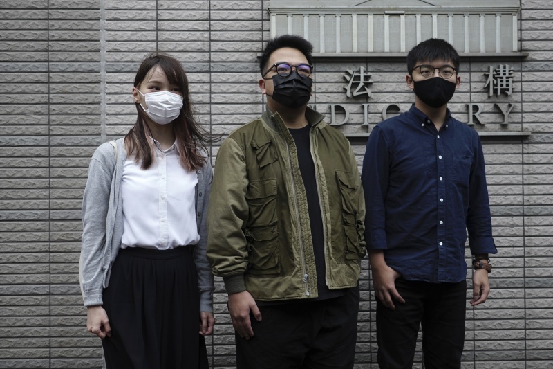 ▲前香港眾志成員黃之鋒(右)、周庭(左)和林朗彥(中),本月2日被法院判處7至13.5個月不等的有期徒刑。他們3人從2012年學民思潮的「反國教」運動開始,至今已並肩作戰近10年,也見證近年香港社運的跌宕起伏。圖為他們於11月23日出庭前合照。(圖/美聯社/達志影像)