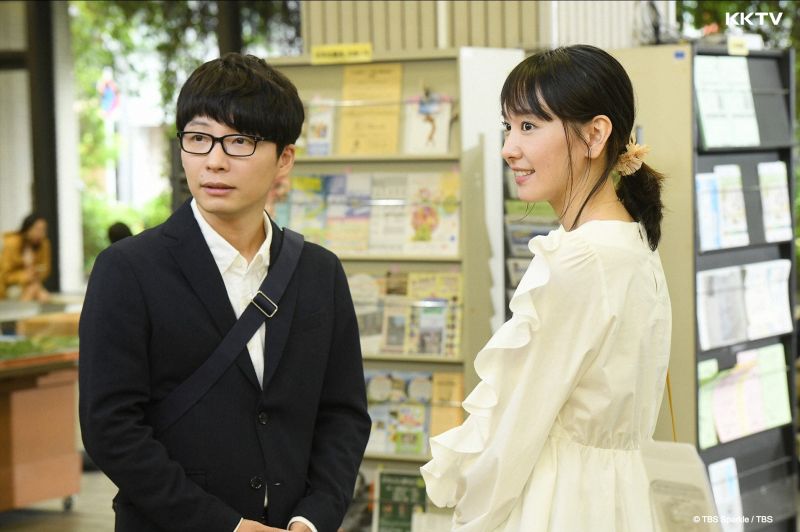 ▲新垣結衣(右)與星野源(左)暌違4年再次合體演出《月薪嬌妻》。(圖/