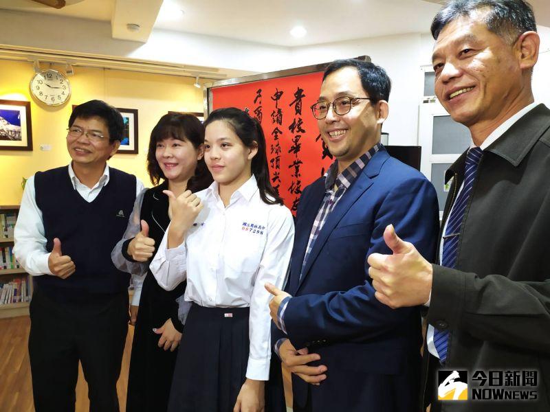 ▲蔡皓宇不只是游泳健將,學業成績也表現優異,選擇就讀全美獸醫學院排行第一的康乃爾大學,員林高中校長游源忠特地至大同國中貼紅榜,帶來激勵地方學子的好消息(圖/記者葉靜美攝,2020.12.29)
