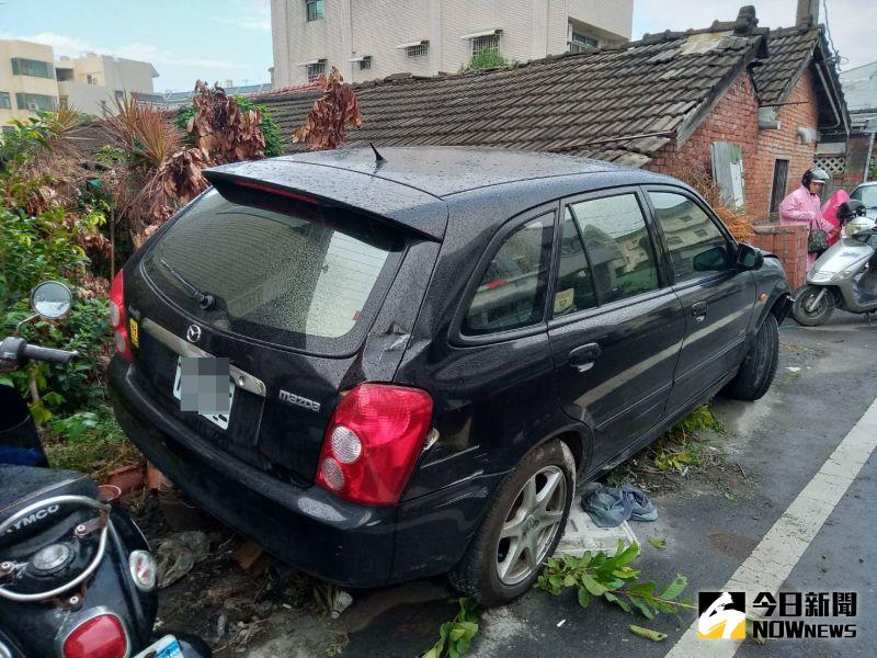 ▲邱姓婦人駕車行駛衝進民生路上一處民宅。(圖/記者陳雅芳翻攝,2020.12.