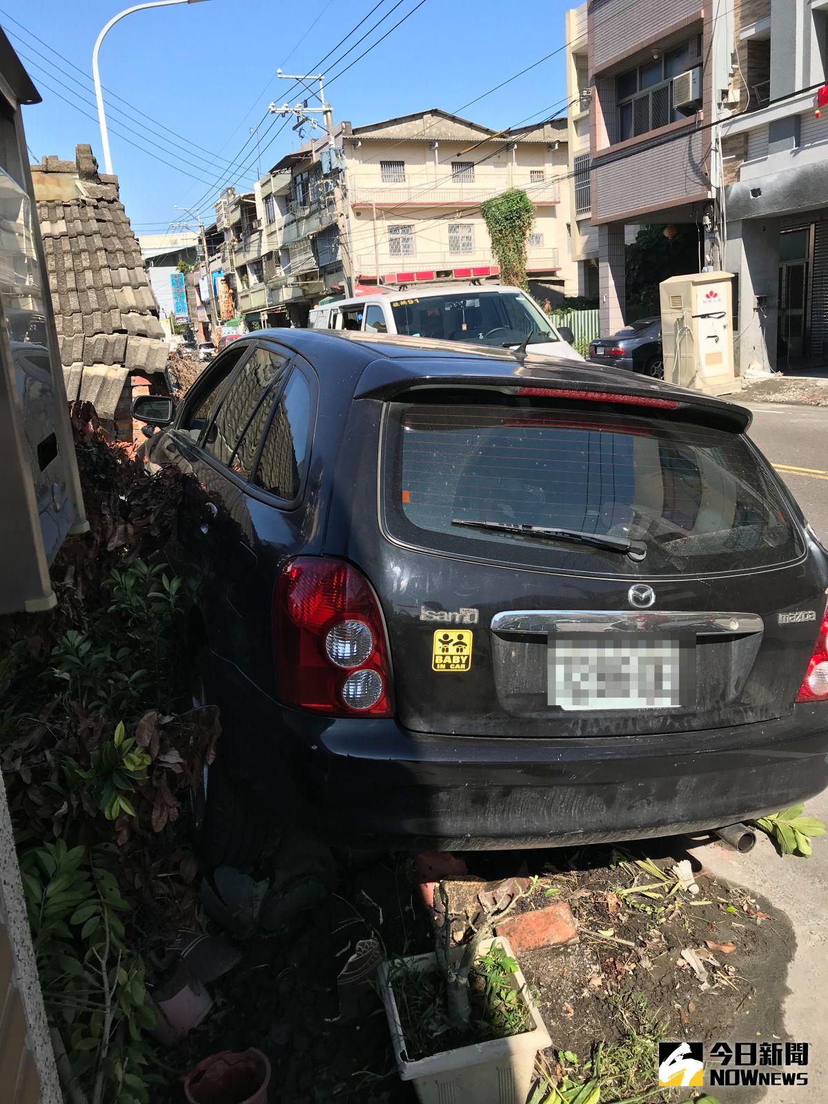 ▲社頭鄉1名邱姓婦人分別在社斗路撞到停在路旁的汽車2輛，又在民生路衝撞民宅，婦人供稱，疑似血壓高產生頭暈狀況。（圖／記者陳雅芳翻攝，2020.12. 29）