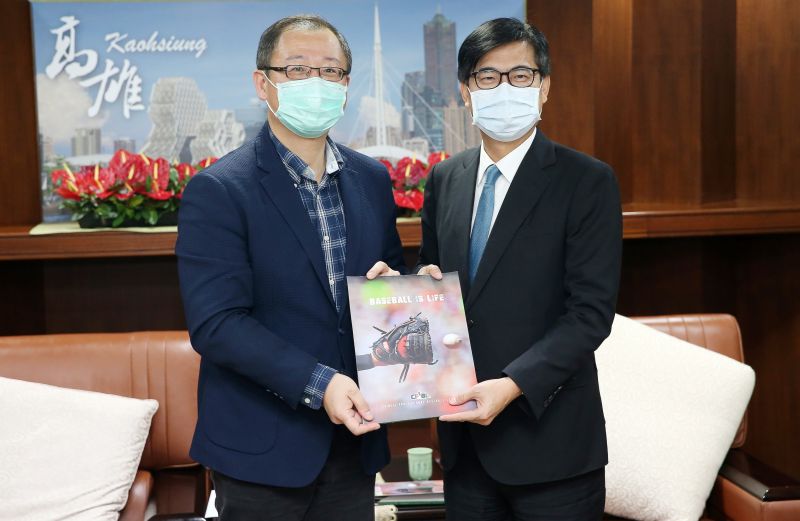 ▲中職會長吳志揚跟高雄市長陳其邁相見歡。(圖/中職提供)