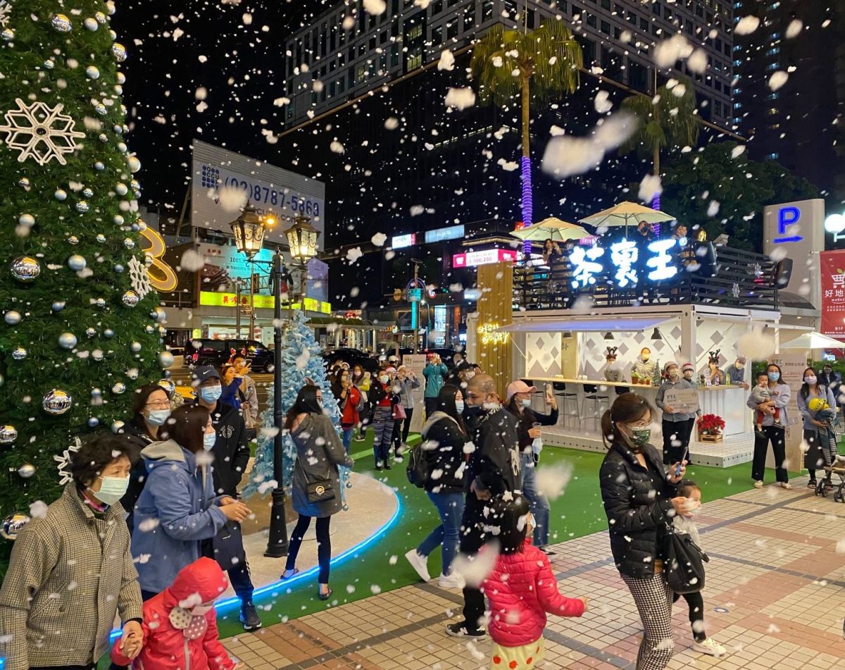 ▲賞雪玩雪不用上合歡山，台中廣三SOGO百貨跨年夜的噴雪秀，白雪紛飛，陪民眾快樂迎新年。（圖／業者提供）