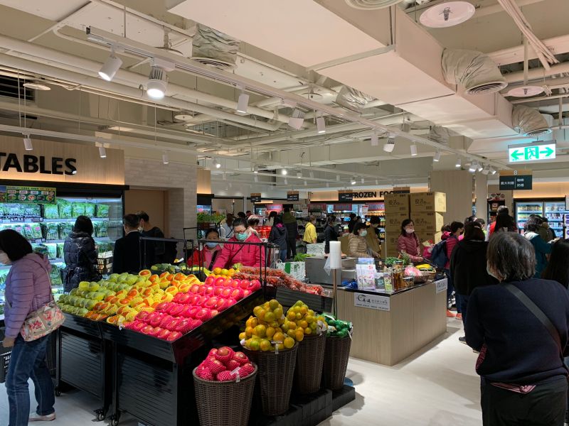 ▲台中廣三SOGO重資改裝引進的日式生鮮超市，標榜在地生活好鄰居，新鮮採購好地方，生意火紅。（圖／業者提供）