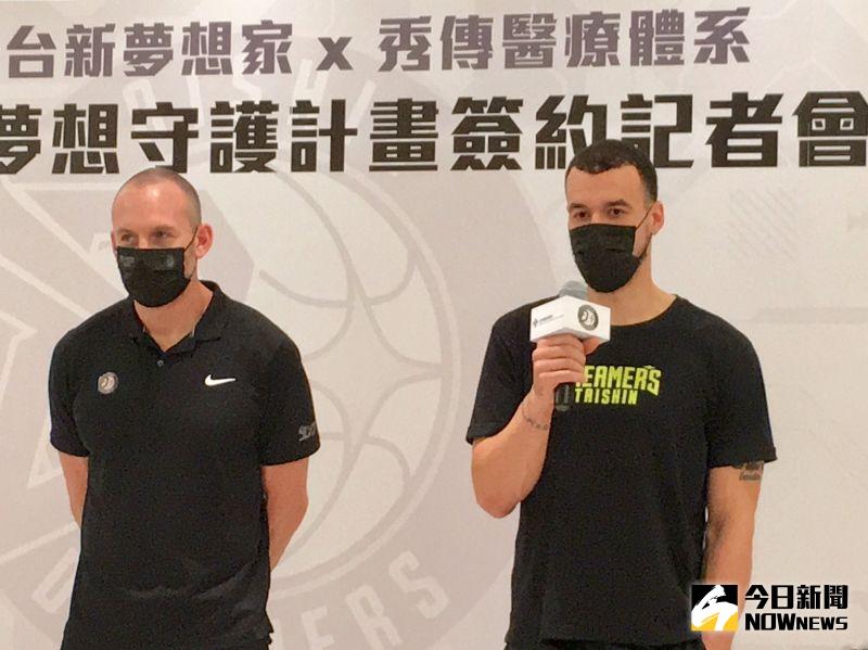 ▲夢想家球員塔克(Tucker)感謝秀傳醫院的專業醫療,讓他能順利回球場打球。(圖/記者陳雅芳攝,2020.12.